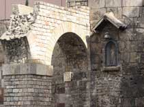 roman aqueduct, gothic quarter, barrio gotic barcelona